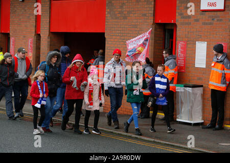 Anfield, Liverpool, Merseyside, Regno Unito. 17 Nov, 2019. Womens Super League Calcio, Liverpool donne versus Everton; i giovani tifosi arrivano ad Anfield prima che il gioco - Editoriale usare carte di credito: Azione Plus sport/Alamy Live News Foto Stock