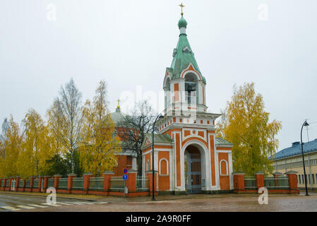 Chiesa Ortodossa degli Apostoli Pietro e Paolo close-up su un cupo ottobre mattina. Hamina, Finlandia Foto Stock