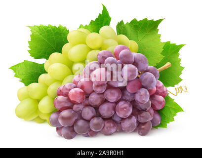 Isolate le varietà di uva. Mazzetto di uve bianche e rosse con foglie isolato su sfondo bianco con tracciato di ritaglio Foto Stock