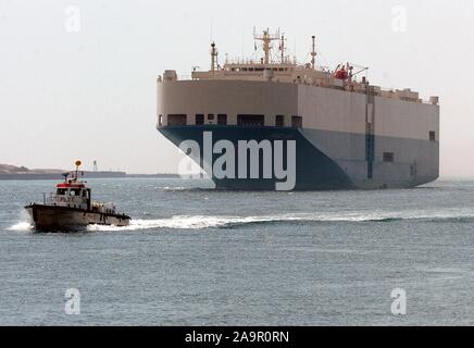 Pechino, Cina. 17 Nov 2019. Una nave di pilotaggio comporta un enorme freighter di passare attraverso il canale di Suez in Egitto il Ott 3, 2007. Dell'egitto Suez Canal Authority (SCA) ha celebrato domenica il centocinquantesimo anniversario del Canale di Suez di apertura per la navigazione internazionale. Il canale di Suez è un'artificiale del livello del mare per via navigabile in Egitto, che collega il Mar Mediterraneo e il Mar Rosso. Esso è stato aperto per la navigazione nel novembre 1869 dopo 10 anni di costruzione. tra Europa e Asia del Sud Credito: Xinhua/Alamy Live News Foto Stock