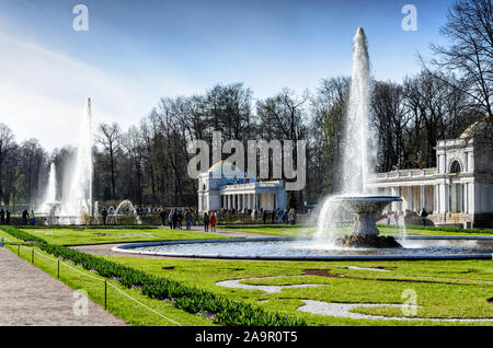 PETERHOF, RUSSIA - 05 maggio 2015: Peterhof vista paesaggio. Paesaggio naturale primaverile soleggiato con fontane ed edifici Foto Stock