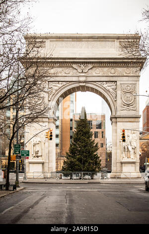 Washington Square Park, Greenwich Village di New York City durante la stagione di festa di Natale con albero di Natale sotto le storiche arch Foto Stock