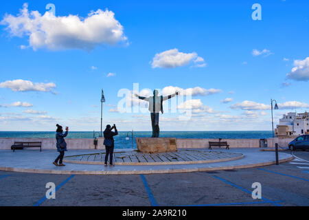 La statua in bronzo di Domenico Modugno costruito dall'Argentino scultore Hermann Mejer a Polignano a Mare, provincia di Bari, regione Puglia in Italia Foto Stock