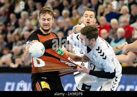 Kiel, Germania. 17 Nov, 2019. Pallamano: Bundesliga, THW Kiel - TSV Hannover-Burgdorf, XIII Giornata. Fabian Böhm (l) e Kiels Hendrik Pekeler lotta per la palla. Credito: Frank Molter/dpa/Alamy Live News Foto Stock