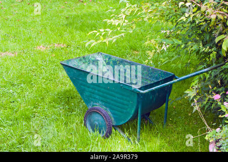 Una immagine di una vecchia carriola verde