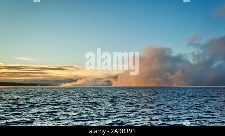 Una immagine di una bellissima alba sul lago di Starnberg in Germania Foto Stock