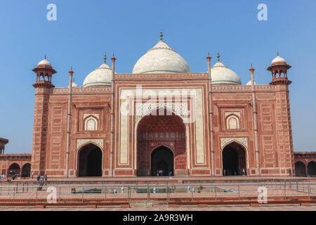 La grande moschea Taj Mahal, o Masjid, ad Agra. Si trova sul lato occidentale del Taj Mahal. La moschea del Taj Mahal si erge su una piattaforma di arenaria Foto Stock