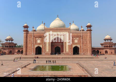 La grande moschea Taj Mahal, o Masjid, ad Agra. Si trova sul lato occidentale del Taj Mahal. La moschea del Taj Mahal si erge su una piattaforma di arenaria Foto Stock