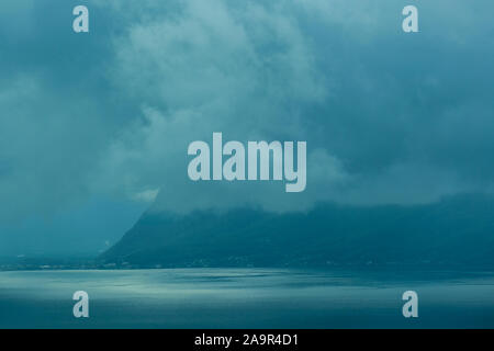 Il lago di Ginevra CH attraverso le nuvole - dall'autostrada passando da Ginevra a Zermatt Foto Stock