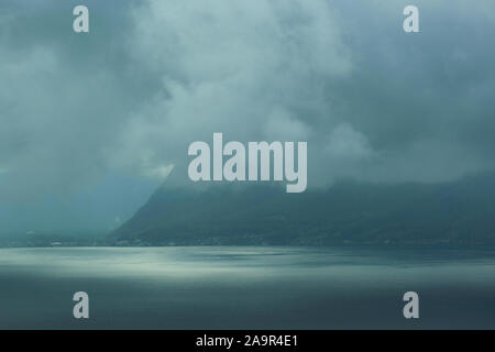 Il lago di Ginevra CH attraverso le nuvole - dall'autostrada passando da Ginevra a Zermatt Foto Stock