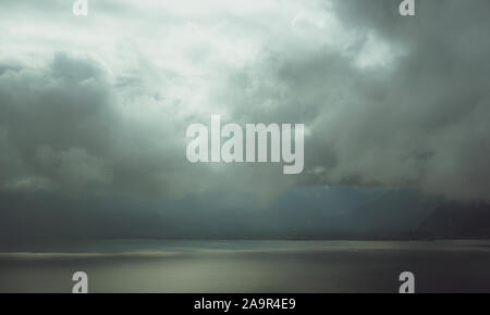 Il lago di Ginevra CH attraverso le nuvole - dall'autostrada passando da Ginevra a Zermatt Foto Stock