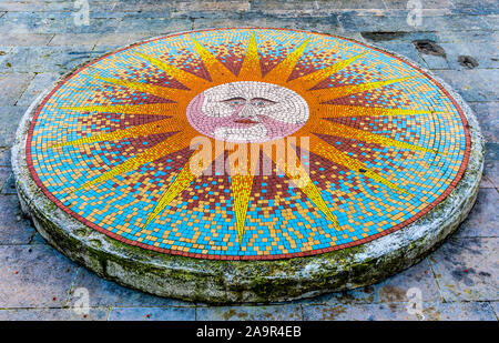 Sun faccia design in mosaico - Tours, Francia. Foto Stock