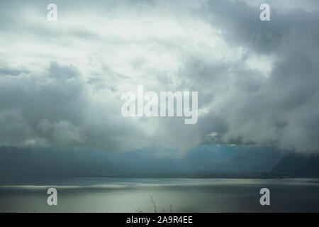 Il lago di Ginevra CH attraverso le nuvole - dall'autostrada passando da Ginevra a Zermatt Foto Stock
