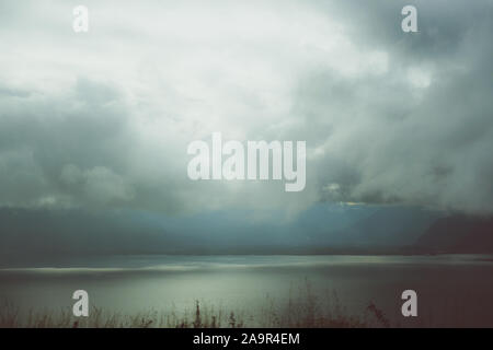 Il lago di Ginevra CH attraverso le nuvole - dall'autostrada passando da Ginevra a Zermatt Foto Stock