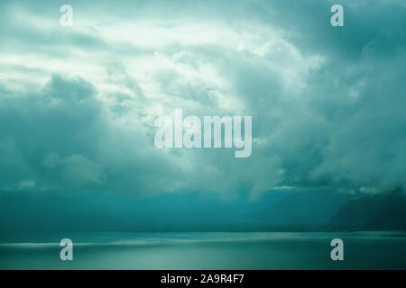 Il lago di Ginevra CH attraverso le nuvole - dall'autostrada passando da Ginevra a Zermatt Foto Stock