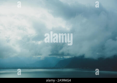 Il lago di Ginevra CH attraverso le nuvole - dall'autostrada passando da Ginevra a Zermatt Foto Stock