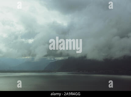 Il lago di Ginevra CH attraverso le nuvole - dall'autostrada passando da Ginevra a Zermatt Foto Stock