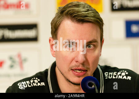 Kiel, Germania. 17 Nov, 2019. Pallamano: Bundesliga, THW Kiel - TSV Hannover-Burgdorf, XIII Giornata. Kiel allenatore Filip Jicha parla durante una conferenza stampa. Credito: Frank Molter/dpa/Alamy Live News Foto Stock