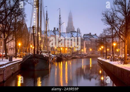 Storico delle navi a vela coperto di neve a Hoge der Aa quay su Winterwelvaart festival nella città di Groningen Foto Stock