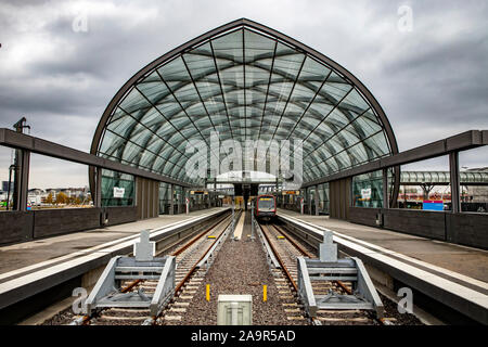 Arresto finale ElbbrŸcken stazione ferroviaria, metropolitana linea U4, ad Amburgo, †berseequartier, Foto Stock