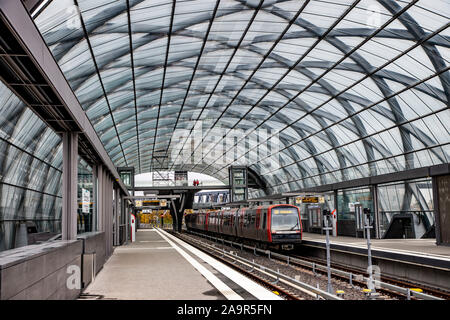 Arresto finale ElbbrŸcken stazione ferroviaria, metropolitana linea U4, ad Amburgo, †berseequartier, Foto Stock