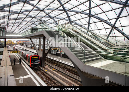 Arresto finale ElbbrŸcken stazione ferroviaria, metropolitana linea U4, ad Amburgo, †berseequartier, Foto Stock