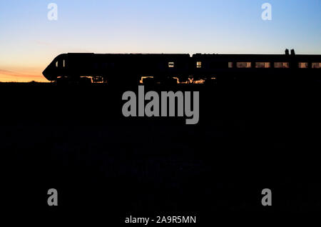 East Midlands classe ferroviaria 43 power car da un intercity 125 treno ad alta velocità su midland main line facendo una silhouette al tramonto Foto Stock