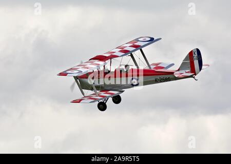 1931 DH82A Tiger Moth airborne a Shuttleworth Airshow militare il 7 Luglio 2019 Foto Stock