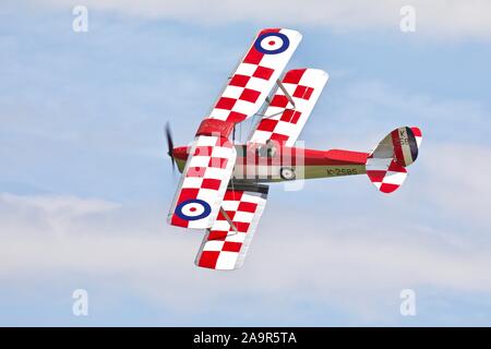 1931 DH82A Tiger Moth airborne a Shuttleworth Airshow militare il 7 Luglio 2019 Foto Stock