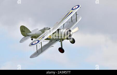 1938 Gloster Gladiator airborne a Shuttleworth Airshow militare il 7 Luglio 2019 Foto Stock