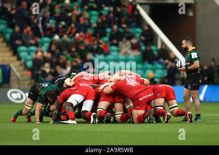 Northampton, Regno Unito. 17 Nov, 2019. Northampton Santi scrum durante la Heineken European Champions Cup match tra Northampton santi e Lyon Olympique Universitaire di Franklin's Gardens, Northampton domenica 17 novembre 2019. (Credit: Leila Coker | MI News) Credito: MI News & Sport /Alamy Live News Foto Stock