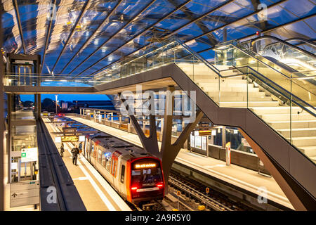 Arresto finale ElbbrŸcken stazione ferroviaria, metropolitana linea U4, ad Amburgo, †berseequartier, Foto Stock