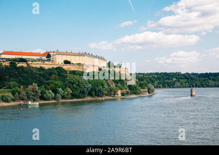 Petrovaradin Fortress sul fiume Danubio in Serbia Foto Stock