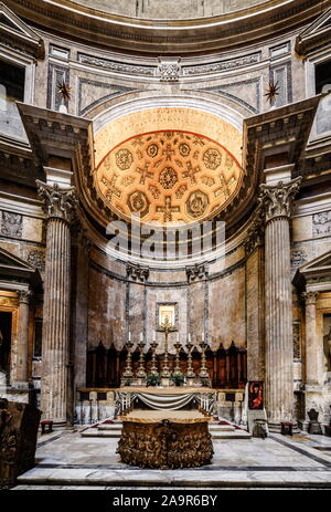 Roma, Italia, 19 Ottobre 2018: vista dell'altare all'interno del Pantheon di Roma, Italia Foto Stock