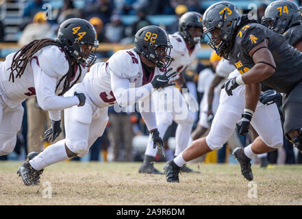 Greensboro, NC, Stati Uniti d'America. Xvi Nov, 2019. La Bethune Cookman defensive lineman Giuda McKenzie (92) durante il NCAA Football azione di gioco tra la Bethune Cookman Wildcats e North Carolina A&T Aggies. NC A&T sconfitto BCU 44-17 a BB&T Stadium di Greensboro, N.C. Romeo T Guzman/CSM/Alamy Live News Foto Stock