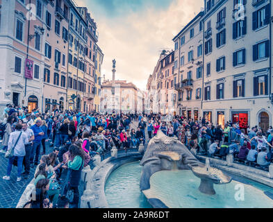 Roma, Italia, 27 Ottobre 2018: Vista della affollata piazza di Spagna e la Fontana della Barcaccia a Roma, Italia Foto Stock