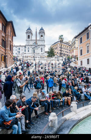 Roma, Italia, 27 Ottobre 2018: Scalinata di piazza di Spagna a Roma - un popolare punto di incontro per la gente del posto e i turisti Foto Stock