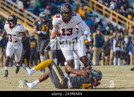 Greensboro, NC, Stati Uniti d'America. Xvi Nov, 2019. La Bethune Cookman manualmente l'estremità Taron germano reale (13) viene affrontato da North Carolina defensive back sarà Jones (42) durante il primo semestre del NCAA Football azione di gioco tra la Bethune Cookman Wildcats e North Carolina A&T Aggies a BB&T Stadium di Greensboro, N.C. Romeo Guzman/Bethune Cookman atletica. Credito: csm/Alamy Live News Foto Stock