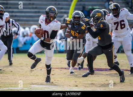 Greensboro, NC, Stati Uniti d'America. Xvi Nov, 2019. La Bethune Cookman quarterback Akevious Williams (10) corre con la palla durante il NCAA Football azione di gioco tra la Bethune Cookman Wildcats e North Carolina A&T Aggies. NC A&T sconfitto BCU 44-17 a BB&T Stadium di Greensboro, N.C. Romeo T Guzman/CSM/Alamy Live News Foto Stock