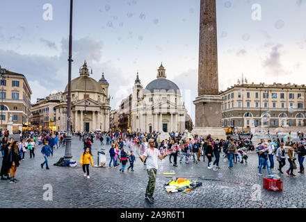 Roma, Italia, 27 Ottobre 2018: un intrattenitore con bolle di sapone e la folla in Piazza del Popolo a Roma, Italia Foto Stock