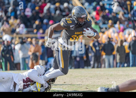 Greensboro, NC, Stati Uniti d'America. Xvi Nov, 2019. North Carolina running back Jah-Maine Martin (30) durante il primo semestre del NCAA Football azione di gioco tra la Bethune Cookman Wildcats e North Carolina A&T Aggies a BB&T Stadium di Greensboro, N.C. Romeo Guzman/Bethune Cookman atletica. Credito: csm/Alamy Live News Foto Stock