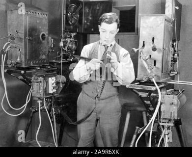 BUSTER KEATON in SHERLOCK, JR. (1924), diretto da BUSTER KEATON e ROSCOE 'grasso' ARBUCKLE. Credito: METRO / Album Foto Stock