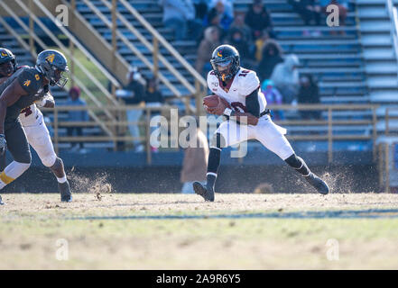 Greensboro, NC, Stati Uniti d'America. Xvi Nov, 2019. La Bethune Cookman quarterback Akevious Williams (10)durante il NCAA Football azione di gioco tra la Bethune Cookman Wildcats e North Carolina A&T Aggies. NC A&T sconfitto BCU 44-17 a BB&T Stadium di Greensboro, N.C. Romeo T Guzman/CSM/Alamy Live News Foto Stock