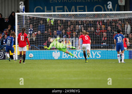 Kingston, Regno Unito. 17 Nov, 2019. Obiettivo - Maren Mjelde di Chelsea punteggi penalità durante la FAWSL match tra Chelsea onorevoli Manchester United le donne al Cherry Red Records Stadium, Kingston, in Inghilterra il 17 novembre 2019. Foto di Carlton Myrie/prime immagini multimediali. Credito: prime immagini multimediali/Alamy Live News Foto Stock