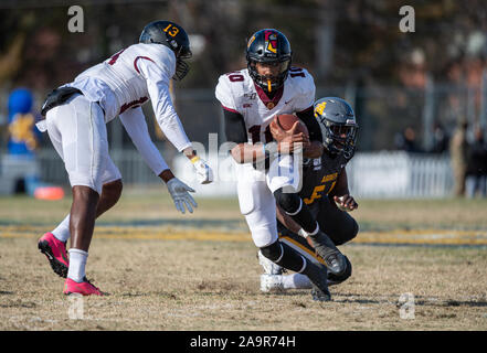 Greensboro, NC, Stati Uniti d'America. Xvi Nov, 2019. La Bethune Cookman quarterback Akevious Williams (10)durante il NCAA Football azione di gioco tra la Bethune Cookman Wildcats e North Carolina A&T Aggies. NC A&T sconfitto BCU 44-17 a BB&T Stadium di Greensboro, N.C. Romeo T Guzman/CSM/Alamy Live News Foto Stock