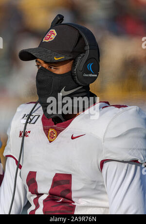 Greensboro, NC, Stati Uniti d'America. Xvi Nov, 2019. La Bethune Cookman quarterback Terry Gilliam (14) tenta di rimane caldo sul collaterale durante la seconda metà del NCAA Football azione di gioco tra la Bethune Cookman Wildcats e North Carolina A&T Aggies a BB&T Stadium di Greensboro, N.C. Romeo Guzman/Bethune Cookman atletica. Credito: csm/Alamy Live News Foto Stock