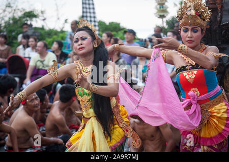 Bali, Indonesia - 03 Marzo 2013: kecak dance è un tradizionale rituale di Bali, Indonesia.Questa danza viene mostrato al Tempio di Uluwatu.appearanc sfocata Foto Stock