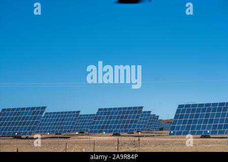 I pannelli solari con tracker di campo generano energia sostenibile Estremadura, Spagna Foto Stock