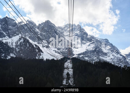 Funivia per la cima dello Zugspitze, la montagna più alta in Germania nelle alpi bavaresi Foto Stock