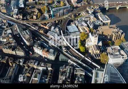 Londra vista sopra la città con la stazione di London Bridge e di Borough Market al di sotto di Foto Stock